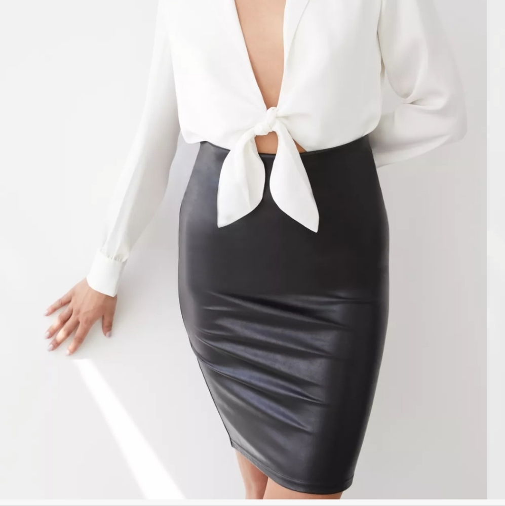 NWOT aritzia TEN by babaton glow leather skirt black S